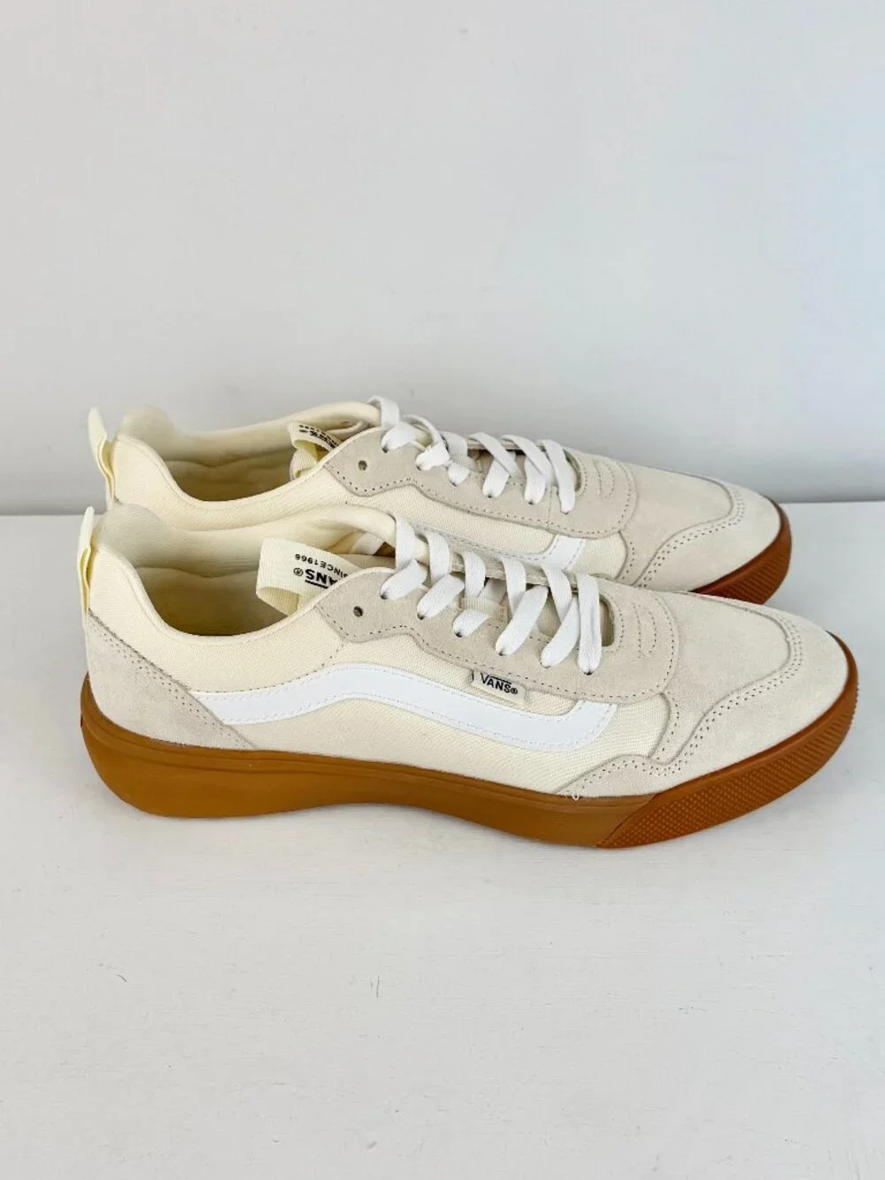 Men's 9 - VANS UltraRange EXP Sneaker - Suede Gum Classic White